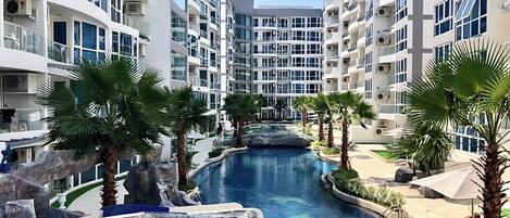 Una piscina al aire libre