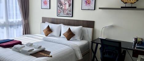 1 多间卧室、客房内保险箱、办公桌、熨斗/熨衣板