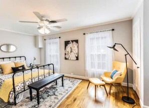 2 habitaciones, tabla de planchar con plancha, cuna de viaje y wifi 
