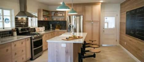 Jääkaappi, mikroaaltouuni, uuni, liesi