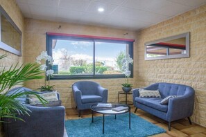 Living area - Hotel The Originals Amiens Tabl'hôtel (Longueau)