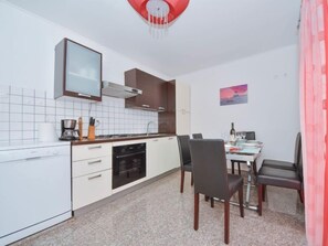 Fridge, oven, dishwasher, cookware/dishes/utensils