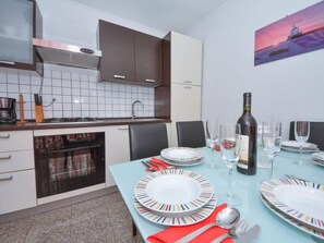 Kühlschrank, Ofen, Geschirrspüler, Kochgeschirr/Geschirr/Besteck