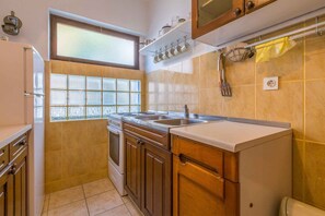 Fridge, oven, stovetop, coffee/tea maker