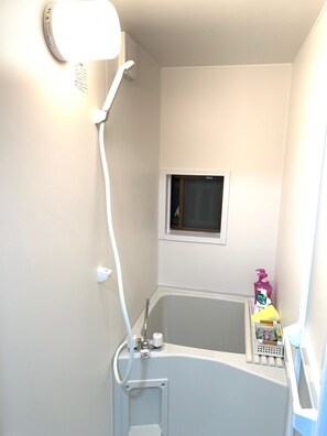 House (Private Vacation Home) | Bathroom | Separate tub and shower, free toiletries, hair dryer, slippers - Yi Huai Xuan (Higashi-osaka)