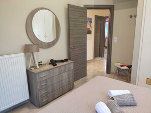 4 bedrooms, iron/ironing board, WiFi, bed sheets