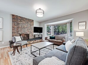 TV connectée, cheminée, livres