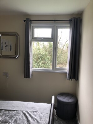 2 bedrooms, iron/ironing board, travel cot, free WiFi - Penstowe Chalet Hillside (Bude)