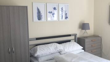 2 slaapkamers, een strijkplank/strijkijzer, reisbedje, gratis wifi