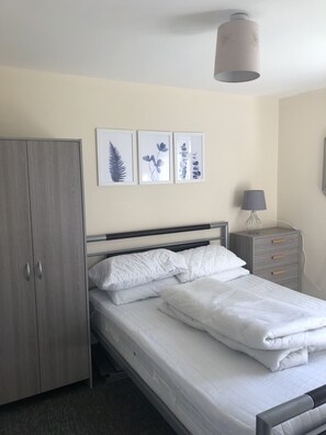 2 soverom, strykejern/-brett, reiseseng for barn og wi-fi (inkludert)