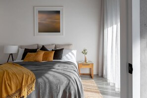 4 makuuhuonetta, työpöytä, silitysrauta/-lauta, vauvan matkasänky