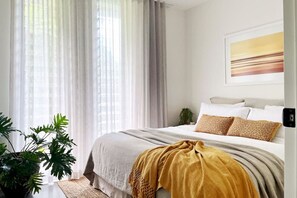 4 slaapkamers, een bureau, een strijkplank/strijkijzer, reisbedje