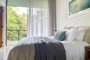 4 bedrooms, desk, iron/ironing board, travel cot