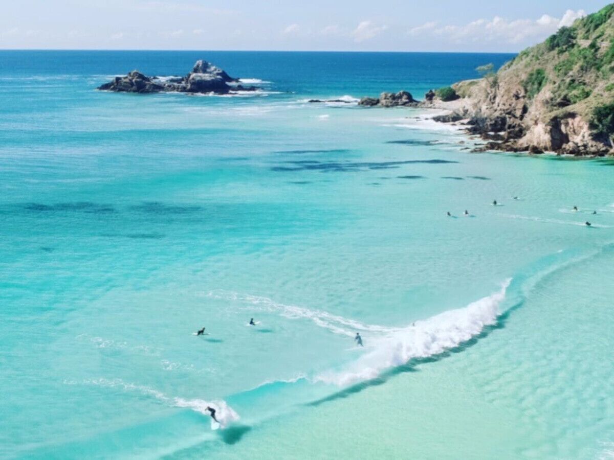 Playa en los alrededores, camastros y toallas de playa 