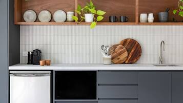 Réfrigérateur, micro-ondes, four, plaque de cuisson