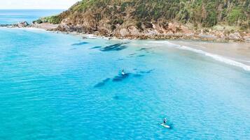 Vlak bij het strand, ligstoelen, strandlakens