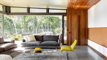 TV connectée, livres, chaßne hi-fi