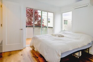 2 bedrooms, in-room safe, desk, iron/ironing board