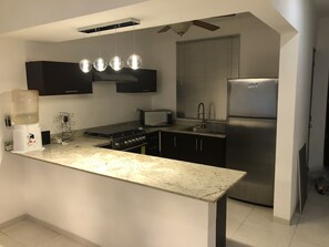 Mikrowelle, Wasserkocher mit Kaffee-/Teezubehör