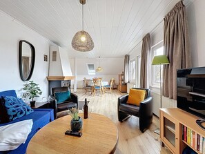 TV, fireplace