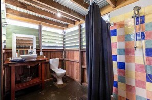 Dusche, Haartrockner, Handtücher, Toilettenpapier