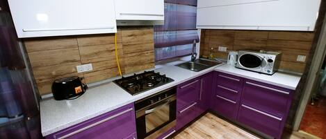 Microondas, horno, placa de cocina, utensilios de cocina