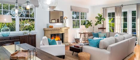 Tv, pejs, bøger, stereoanlæg