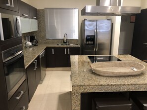 Refrigerador, microondas, horno y lavavajillas 