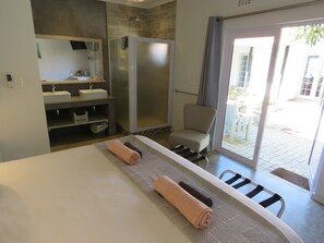 Habitació doble Deluxe | Bany | Capçal de dutxa tipus cascada, tovalloles, sabó i xampú 
