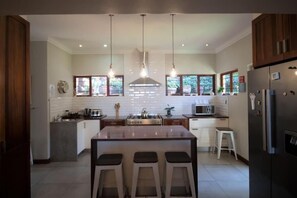 Rumah Keluarga, 5 kamar tidur, pemandangan samudra, area taman | Dapur pribadi | Lemari es, ketel listrik, dan tisu