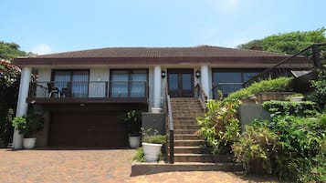 Premium bedding, in-room safe, individually decorated