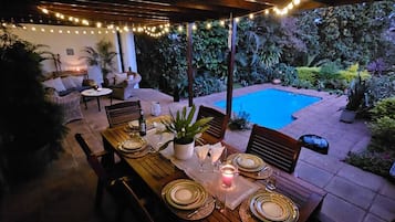 Perhetalo, 5 makuuhuonetta, valtamerinäköala, puutarha-alue | Terassi/patio