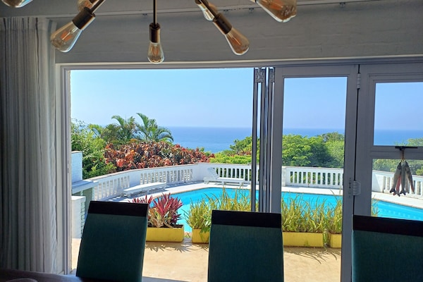 32 inci sebuah televisyen pintar dengan digital, Netflix