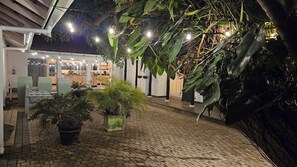 Ropa de cama de alta calidad y caja de seguridad en la habitación