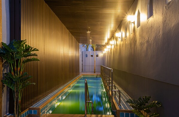 Una piscina techada, una piscina al aire libre