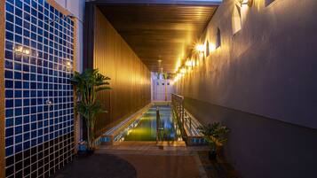 Una piscina cubierta, una piscina al aire libre