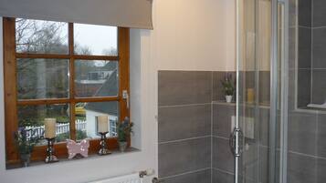 Dusche, Haartrockner, Handtücher, Seife