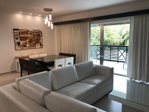 Een televisie en een tafeltennistafel