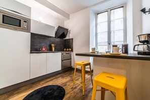 Réfrigérateur, micro-ondes, four, plaque de cuisson