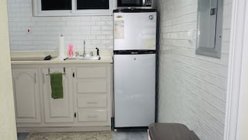 Réfrigérateur, micro-ondes, plaque de cuisson, blender