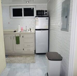 Fridge, microwave, stovetop, blender