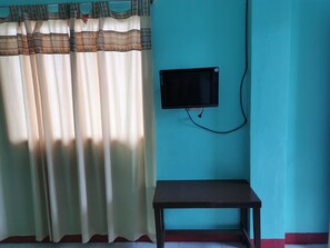 Basic Quadruple Room | Television