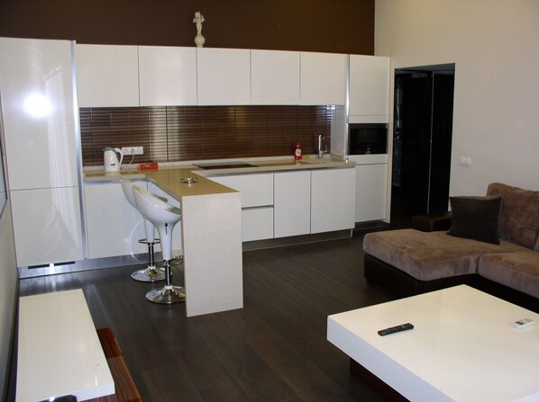 Køleskab, mikrobølgeovn, ovn, kogeplade