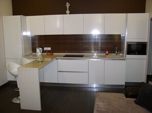 Køleskab, mikrobølgeovn, ovn, kogeplade