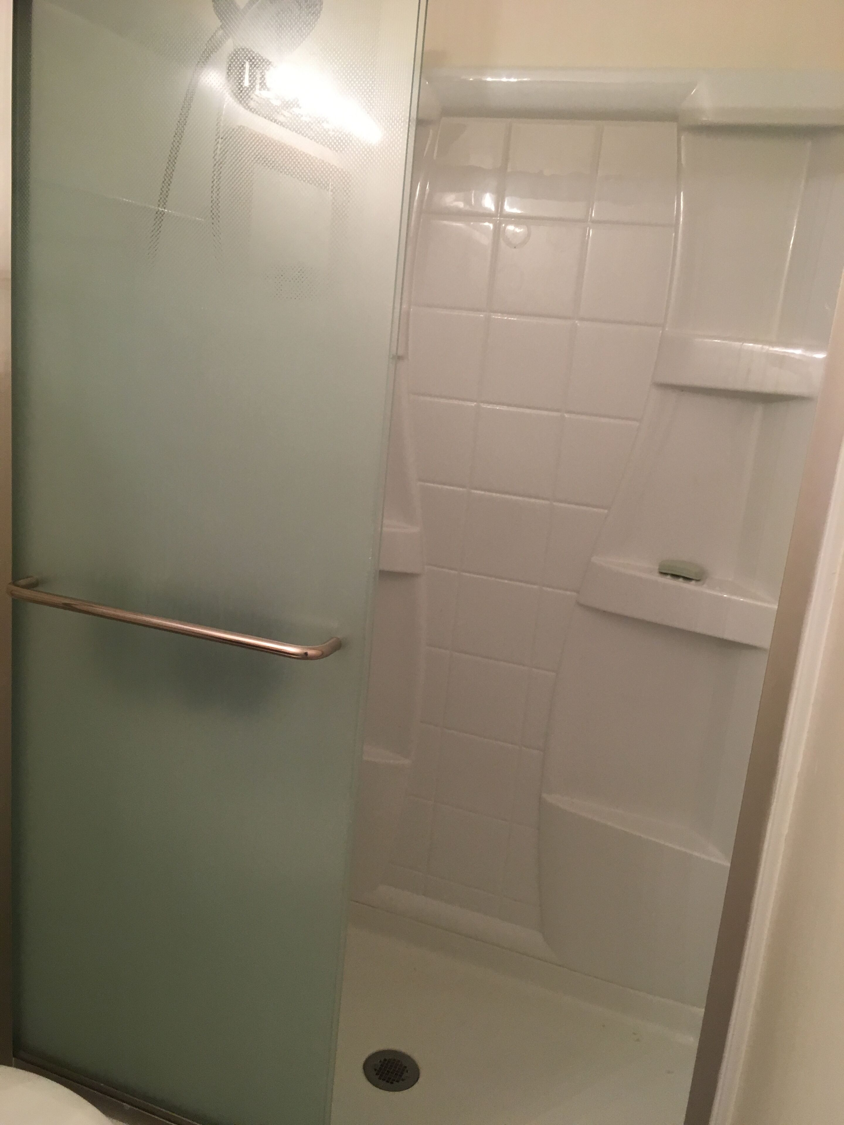 Douche, sèche-cheveux, serviettes fournies, papier toilette