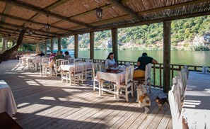 供应早餐、午餐和晚餐