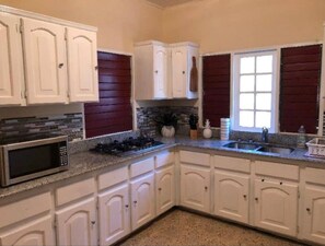 Réfrigérateur, micro-ondes, plaque de cuisson, bouilloire électrique