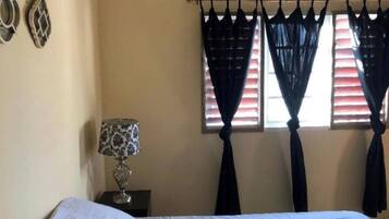 3 bedrooms, iron/ironing board, WiFi (free), bed sheets