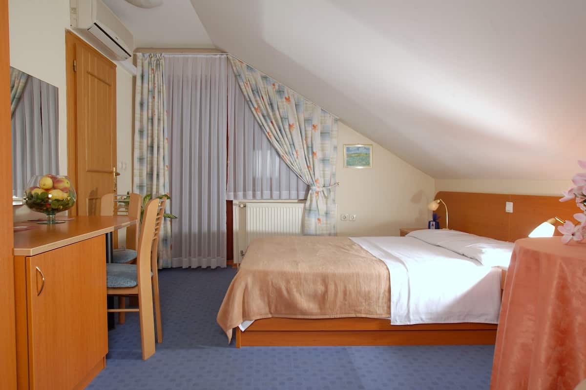 In-room safe, desk, free WiFi, bed sheets