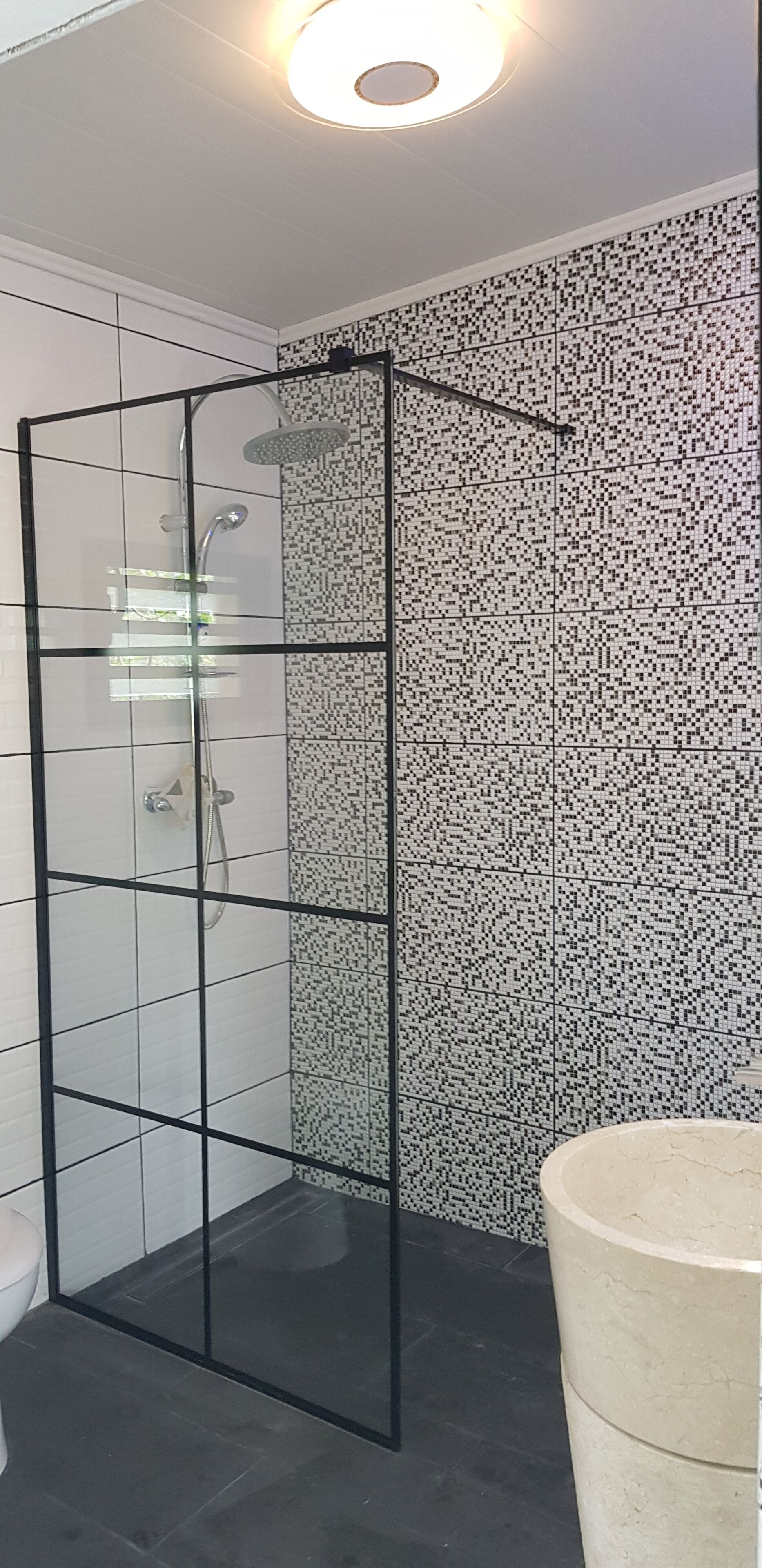Baignoire, sèche-cheveux, serviettes fournies, savon